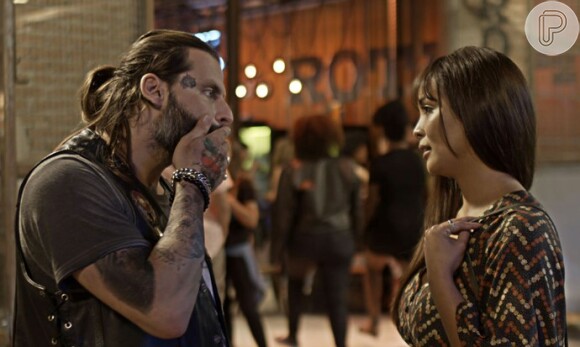 Ralf (Henri Castelli) assume sua paixão por Milena (Giovanna Lancellotti) em conversa com Hirô (Carol Nakamura)
