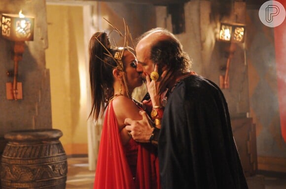 Ravena (Flávia Monteiro) e Kamir (Roberto Bomtempo) se casam depois de matarem Durgal (Roberto Frota), na novela 'A Terra Prometida'