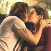 Na novela 'Rock Story', Gui (Vladimir Britcha) e Júlia (Nathalia Dill) são flagrados aos beijos