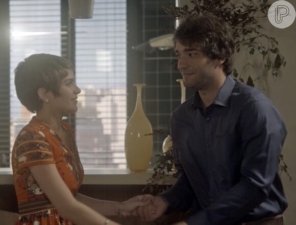 Masi próximos, Letícia (Isabella Santoni) e Tiago (Humberto Carrão) quase se beijam, na novela 'A Lei do Amor'