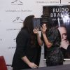 Ana Carolina lançou o livro 'Ruído Branco' em shopping no Rio e recebeu o carinho de Leticia Lima