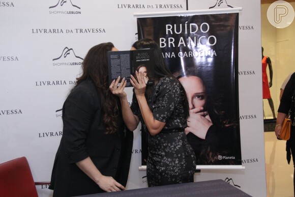 Ana Carolina lançou o livro 'Ruído Branco' em shopping no Rio e recebeu o carinho de Leticia Lima