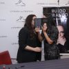 Ana Carolina ganha 'selinho secreto' de Letícia Lima ao lançar livro nesta terça-feira, dia 13 de dezembro de 2016