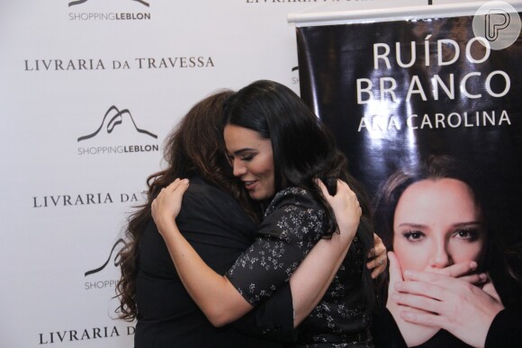 Ana Carolina é abraçada por Letícia Lima ao lançar livro 'Ruído Branco'