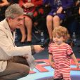  Serginho Groisman se diverte com o filho, Thomas, no palco do 'Altas Horas' 