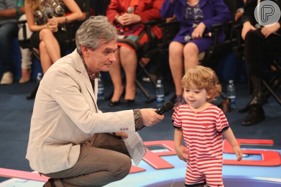 Serginho Groisman se diverte com o filho, Thomas, no palco do 'Altas Horas'