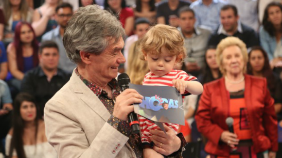 Serginho Groisman chora com a visita do filho, Thomas, em gravação: 'Inesperado'