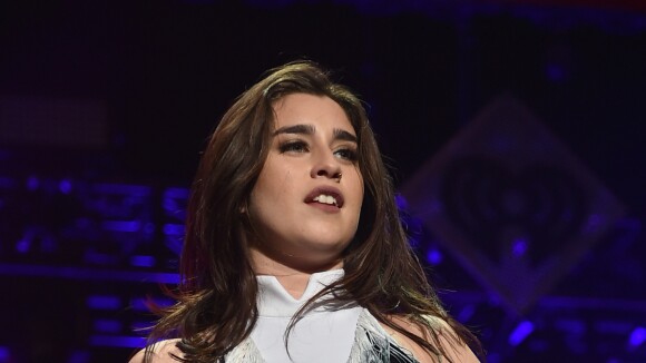 Cantora do Fifth Harmony é detida com droga ao embarcar para o Brasil, diz site