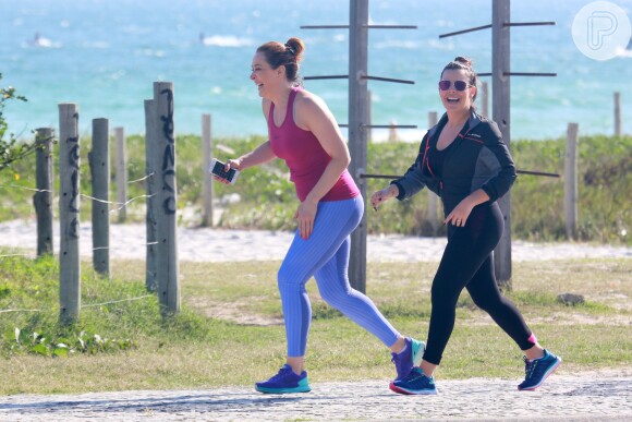 Adepta dos exercícios físicos, Claudia foi clicada caminhando na orla da Barra da Tijuca, no Rio, com a atriz Fernanda Souza