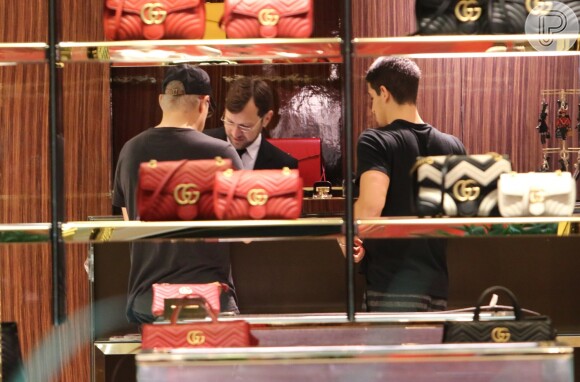 Edson Celulari e o filho, Enzo Celulari, estiveram na loja da grife Gucci, na noite desta quarta-feira, 14 de dezembro de 2016
