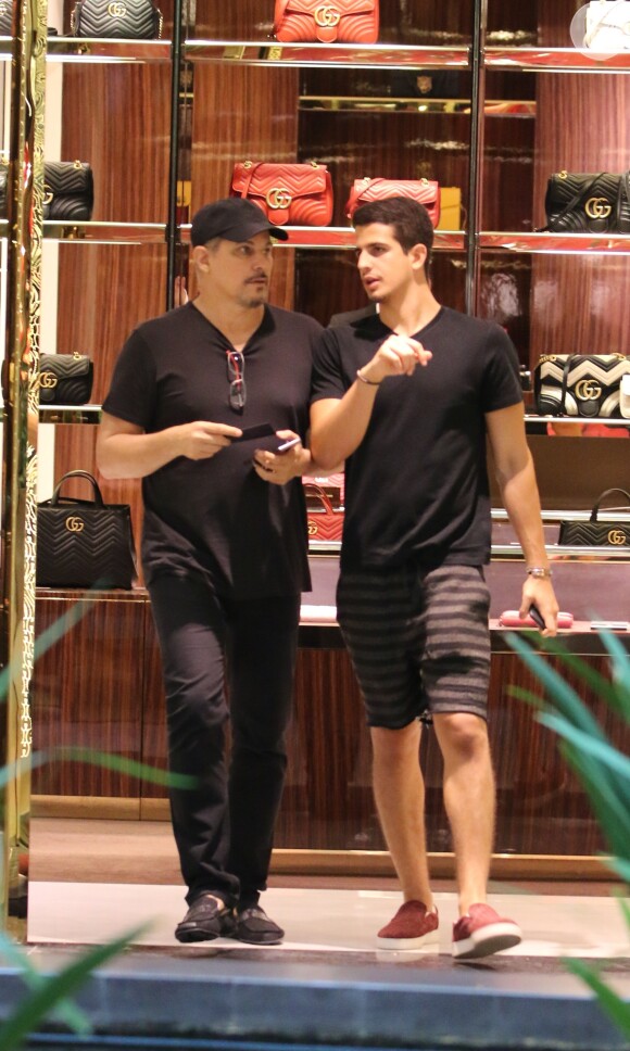 Edson Celulari escolheu um look todo preto para passear com o filho, Enzo