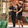 Edson Celulari exibiu cabelos maiores em passeio por shopping com o filho, Enzo Celulari