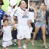 Wesley Safadão entrou no gramado do Estádio do Castelão, em Fortaleza, na companhia da mulher, Thyane Dantas e dos herdeiros, Yhudy, de 5 anos, e Ysis, de 2