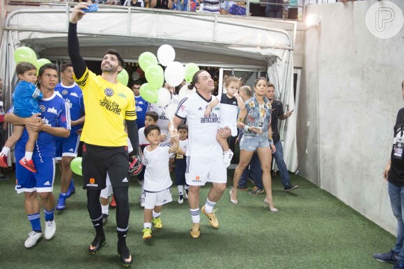Wesley Safadão entrou no gramado do Estádio do Castelão, em Fortaleza, na companhia da mulher, Thyane Dantas e dos herdeiros, Yhudy, de 5 anos, e Ysis, de 2