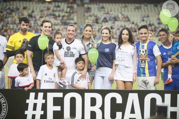 Wesley Safadão posa ao lado da família em uma foto ofical com seu time no gramado do Estádio do Castelão, em Fortaleza