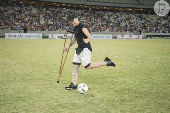MC Gui faz gol em uma simulação de cobrança de pênalti, no Estádio do Castelão, em Fortaleza