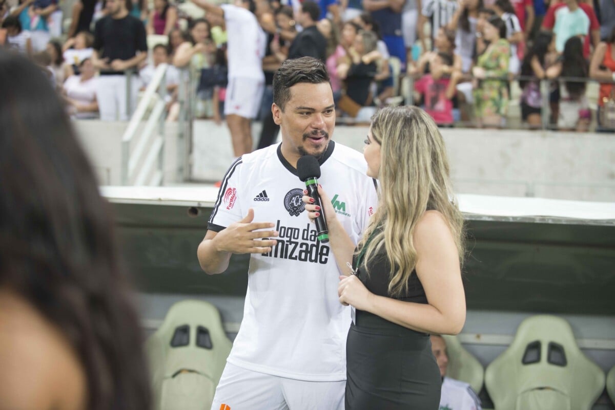 EGO - Wesley Safadão se arrisca no futebol em evento beneficente