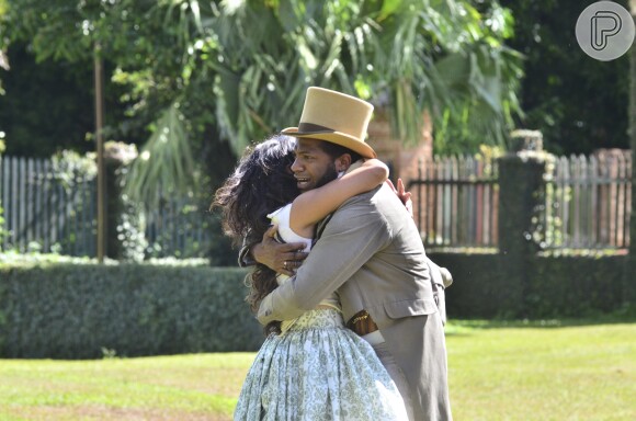 Kamau (Marcelo Batista) revela a Juliana (Gabriela Moreyra) que não é seu pai, mas que amou muito sua mãe e eles se abraçam, no capítulo que vai ao ar na quinta-feira, dia 22 de dezembro de 2016, na novela 'Escrava Mãe'