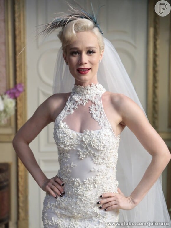 O vestido usado por Mariana Ximenes no casamento de Aurora foi inspirado na personagem Carrie, de 'Sexy and the City'