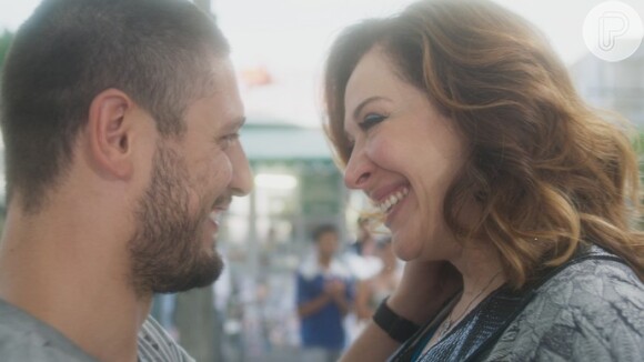 Salete (Claudia Raia) não deixa Gustavo (Daniel Rocha) ir embora e o beija, na novela 'A Lei do Amor'