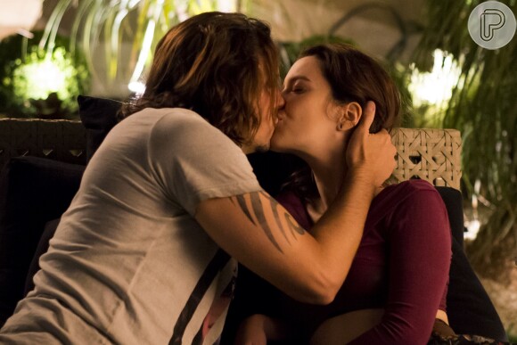 Gui (Vladimir Brichta) e Júlia (Nathalia Dill) são flagrados aos beijos por Diana (Alinne Moraes), na novela 'Rock Story'