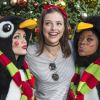 Agatha Moreira curte férias posa com pinguins da Macy's Holiday Parade, dentro do Universal Studios, desfile que é parte das celebrações de fim de ano do Universal Orlando Resort, em dezembro de 2016
