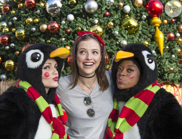 Agatha Moreira curte férias posa com pinguins da Macy's Holiday Parade, dentro do Universal Studios, desfile que é parte das celebrações de fim de ano do Universal Orlando Resort, em dezembro de 2016