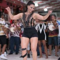 Viviane Araujo tem noite de samba com bandagem no joelho: 'Condropatia patelar'