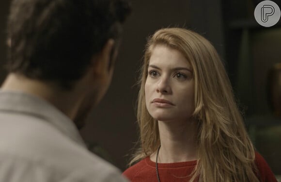 Diana (Alinne Moraes) confronta Lázaro (João Vicente de Castro) sobre a compra da casa de Gui (Vladimir Brichta), na novela 'Rock Story'