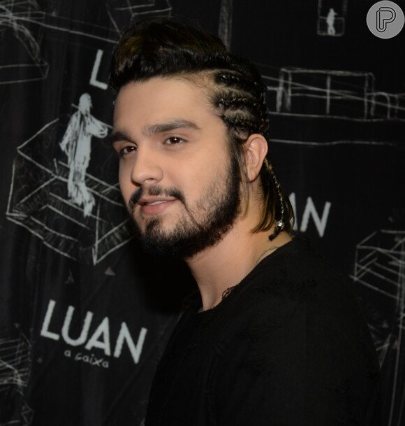 Luan Santana aposta em visual com tranças para fazer show no Centro de Tradições Nordestinas, em São Paulo, na noite desta sexta-feira, 16 de dezembro de 2016