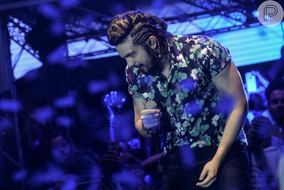 Luan Santana aposta em visual com tranças para fazer show no Centro de Tradições Nordestinas, em São Paulo, na noite desta sexta-feira, 16 de dezembro de 2016