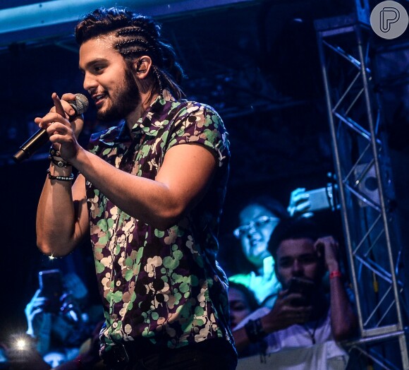 Luan Santana aposta em visual com tranças para fazer show no Centro de Tradições Nordestinas, em São Paulo, na noite desta sexta-feira, 16 de dezembro de 2016