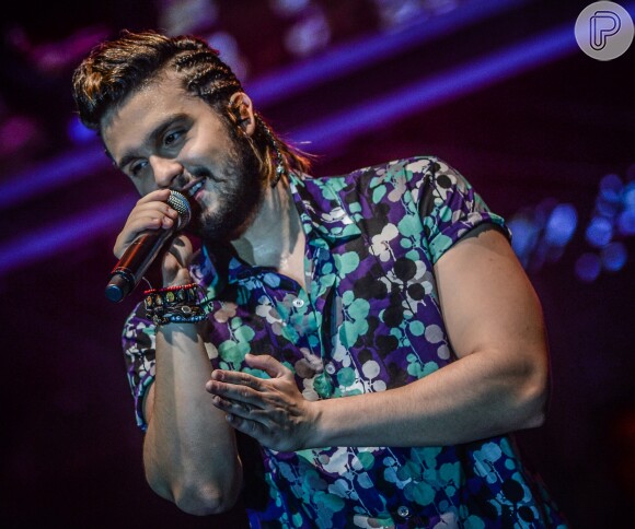 Luan Santana aposta em visual com tranças para fazer show no Centro de Tradições Nordestinas, em São Paulo, na noite desta sexta-feira, 16 de dezembro de 2016