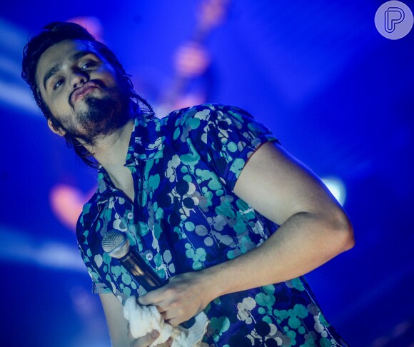 Luan Santana aposta em visual com tranças para fazer show no Centro de Tradições Nordestinas, em São Paulo, na noite desta sexta-feira, 16 de dezembro de 2016