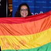 Ana Carolina posa para as fotos com bandeira LGBT em noite de autógrafos de seu livro, nesta sexta-feira, 16 de dezembro de 2016