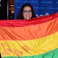 Ana Carolina lança livro em SP com bandeira LGBT e 'bênção' a casal gay. Fotos!