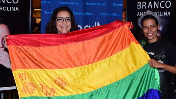 Ana Carolina lança livro em SP com bandeira LGBT e 'bênção' a casal gay. Fotos!