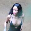 Rihanna curte dia de folga em cachoeira no Horto, Zona Sul do Rio, em 15 de janeiro de 2014