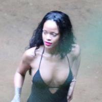 Rihanna se refresca em cachoeira com maiô fio-dental em dia de folga, no Rio
