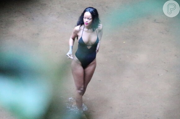 Rihanna curte dia de folga em cachoeira no Horto, Zona Sul do Rio, em 15 de janeiro de 2014