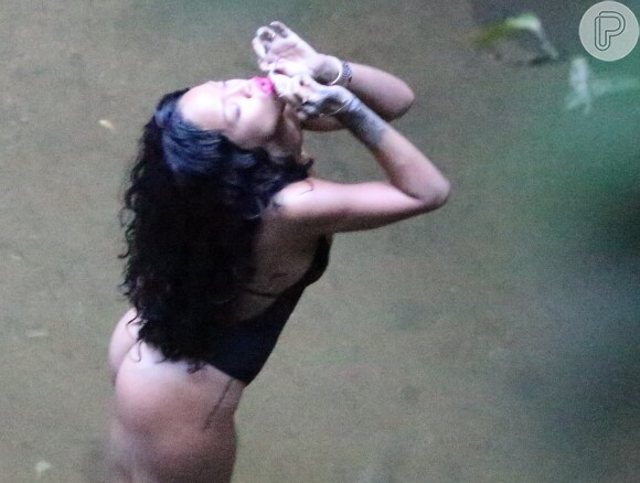 Rihanna fuma cigarrinhos suspeitos enquanto curte cachoeira