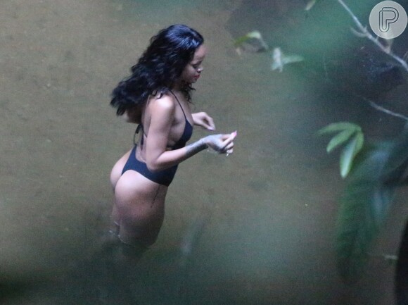Rihanna usou um maiô fio-dental durante banho de cachoeira