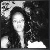 Rihanna tira foto selfie para compartilhar com seus seguidores