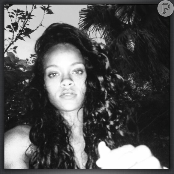 Rihanna tira foto selfie para compartilhar com seus seguidores