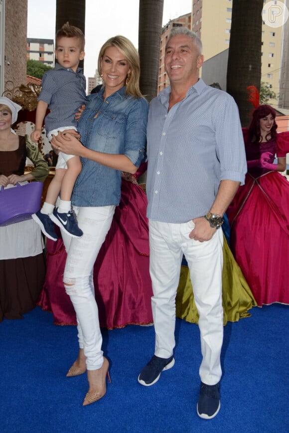 Ana Hickmann posa com o filho, Alexandre Jr., e o marido na festa de aniversário de Helena, filha caçula de Rodrigo Faro, em São Paulo, em 17 de dezembro de 2016