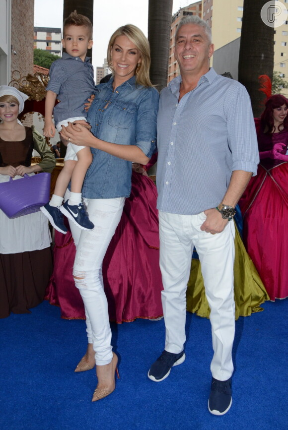 Ana Hickmann e o marido, Alexandre Corrêa, posam com o filho, Alexandre Jr.