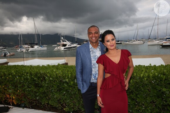 'Partiu casamento na praia dos queridos Rogério e Priscila. Felicidades ao casal', escreveu Denilson em seu Instagram