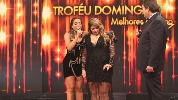 Marília Mendonça canta descalça no 'Faustão' ao 'dividir' prêmio com Anitta