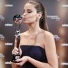 Camila Queiroz beija o troféu do 'Melhores do Ano', no 'Domingão do Faustão', em 18 de dezembro de 2016