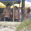 Exibindo excelente forma, Bruno Gagliasso e a esposa Giovanna Ewbank curtiram praia no Rio